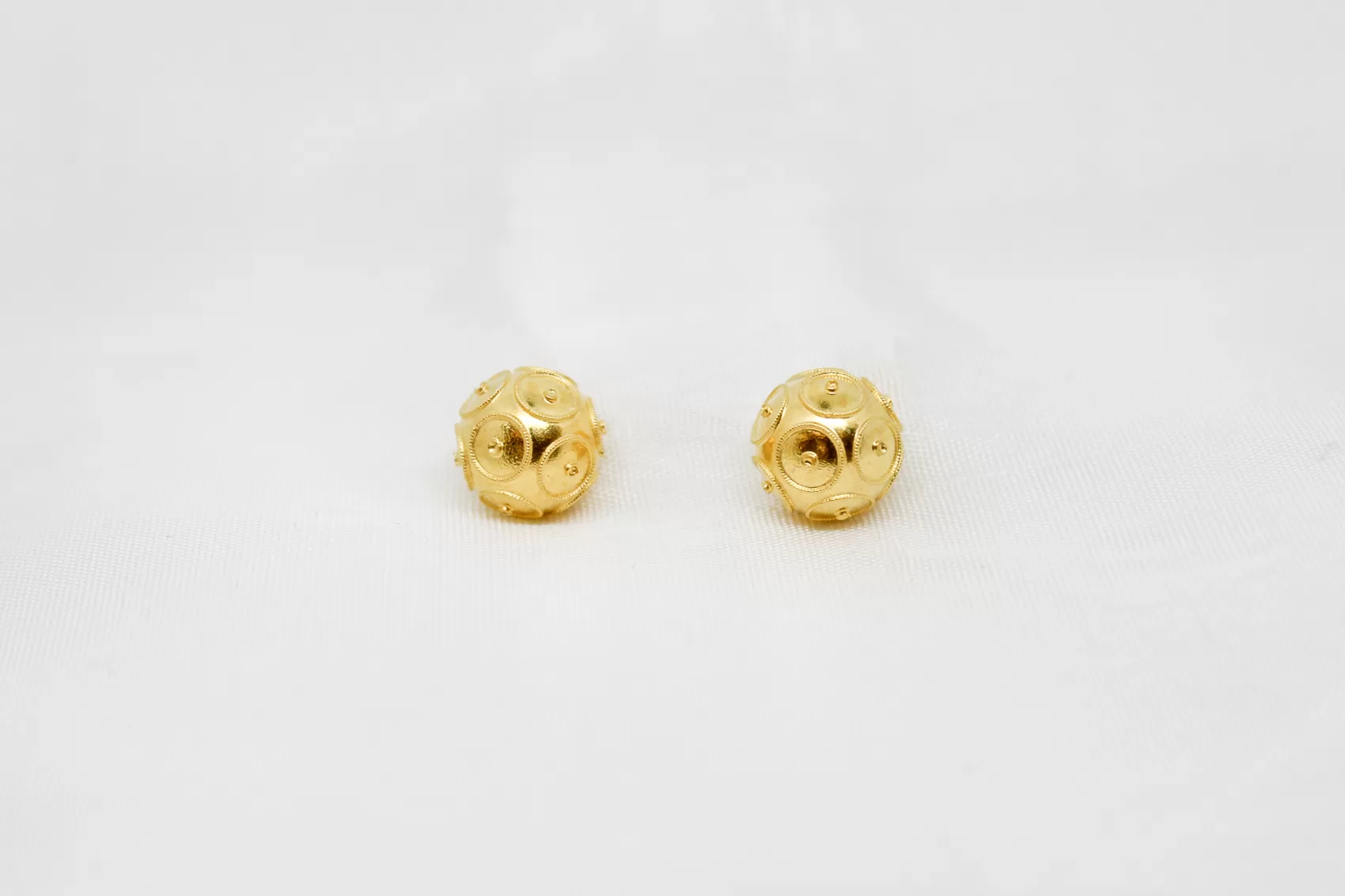 Brinco em ouro, de tornilho, conta de Viana 90mm