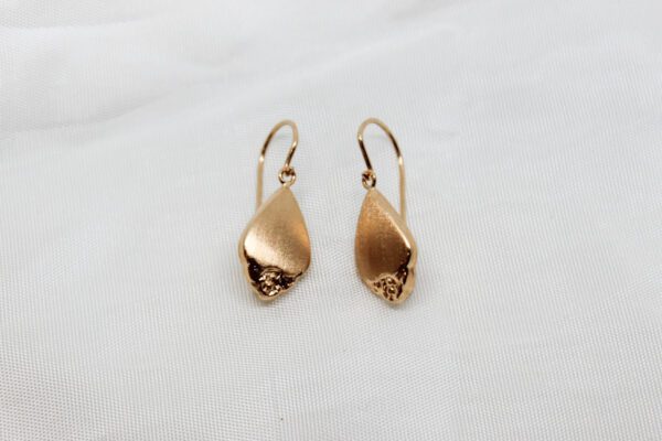 Brinco em ouro, folha de oliveira pequeno e acetinado