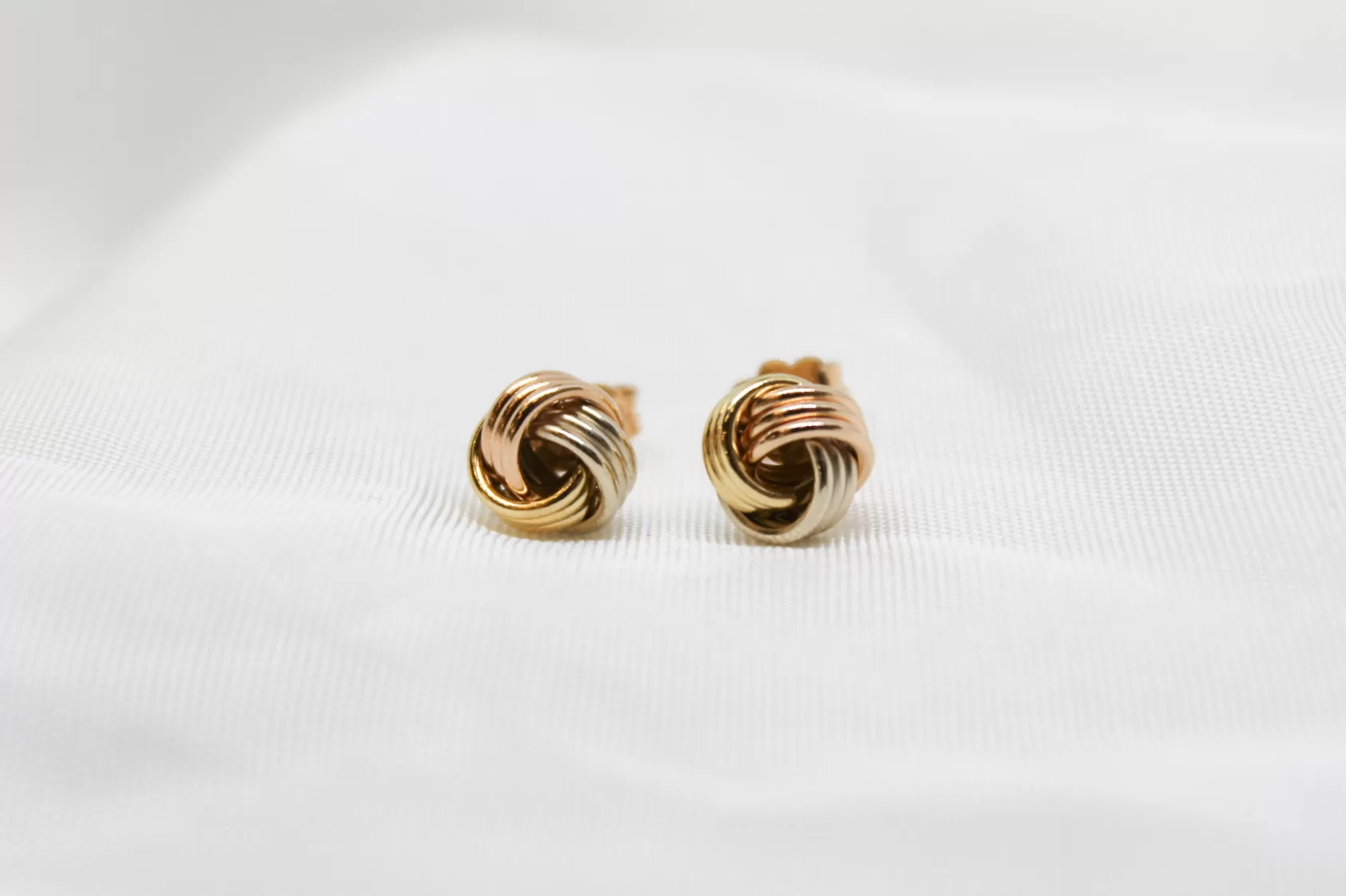 Brinco em ouro, de tornilho, nó bicolor e 3 aros