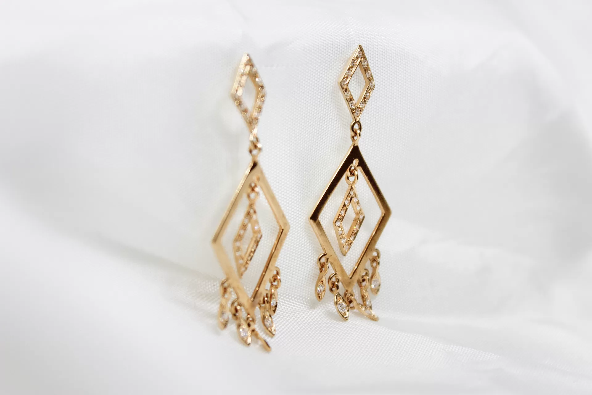 Brinco em ouro, de tornilho, pendente com losangos, pedras e 5 pingentes