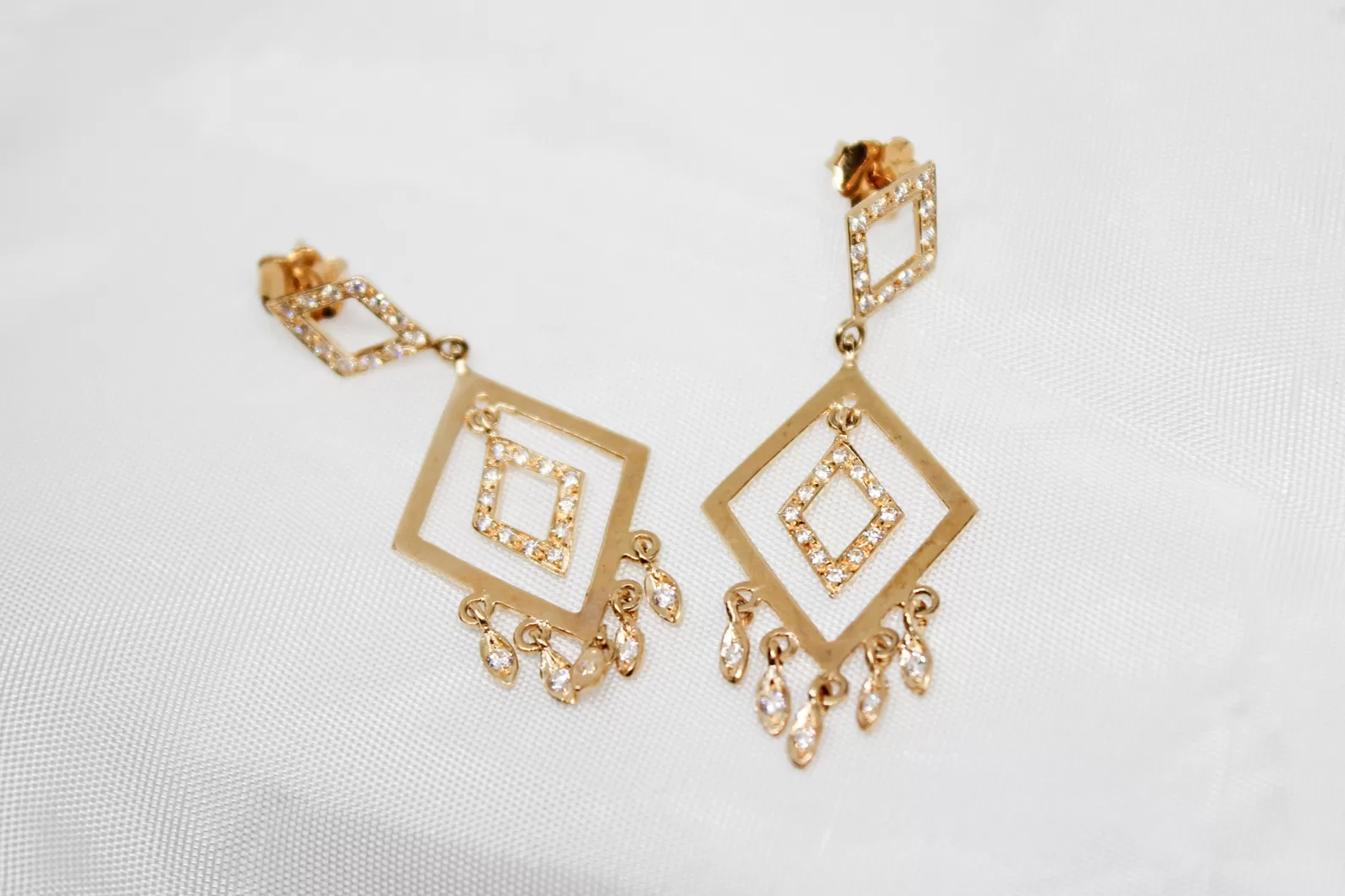 Brinco em ouro, de tornilho, pendente com losangos, pedras e 5 pingentes