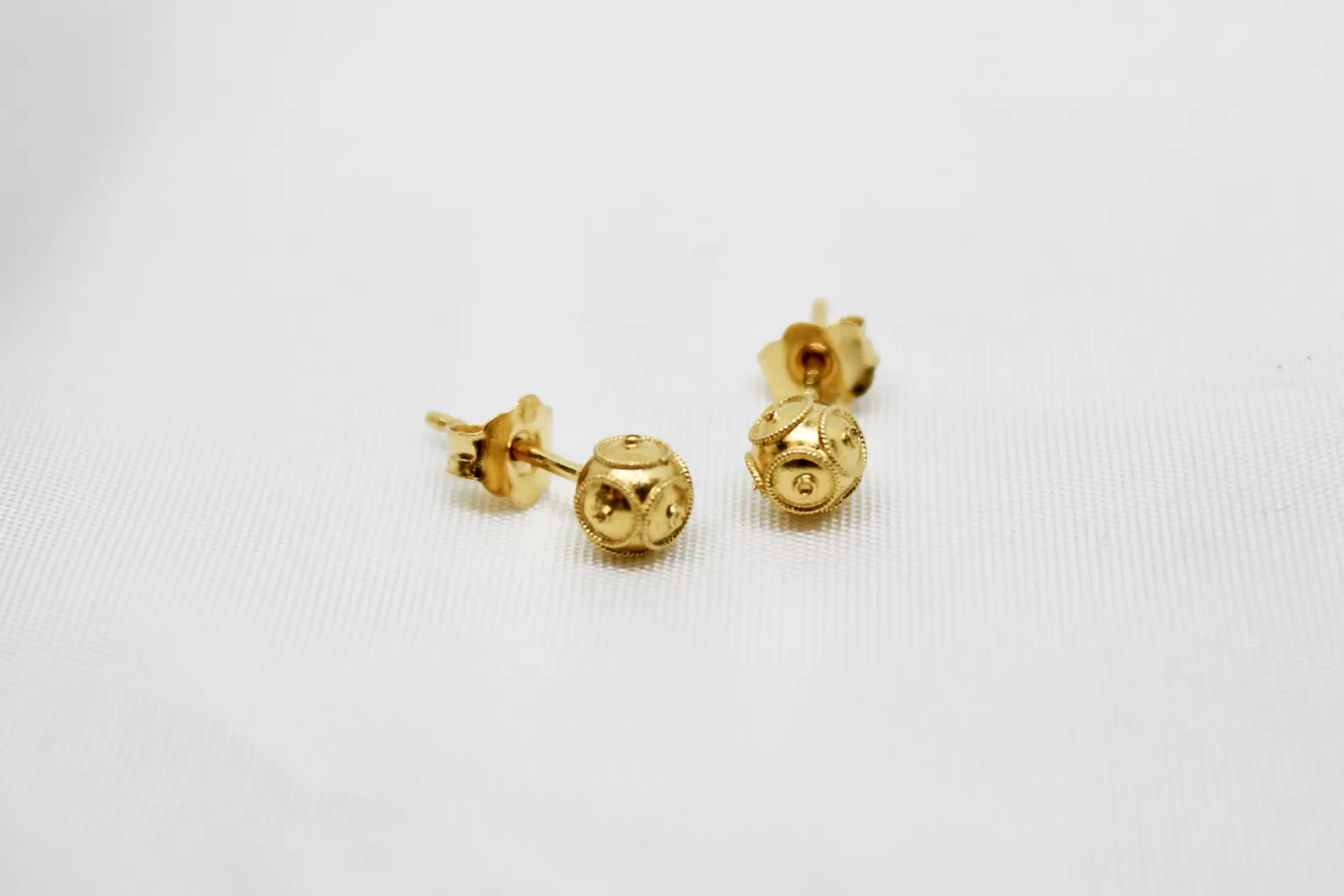 Brinco em ouro, de tornilho, conta de Viana 60mm