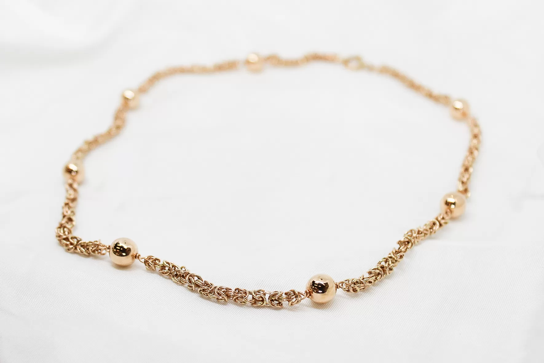 Colar em ouro, malha virolinha com bolas