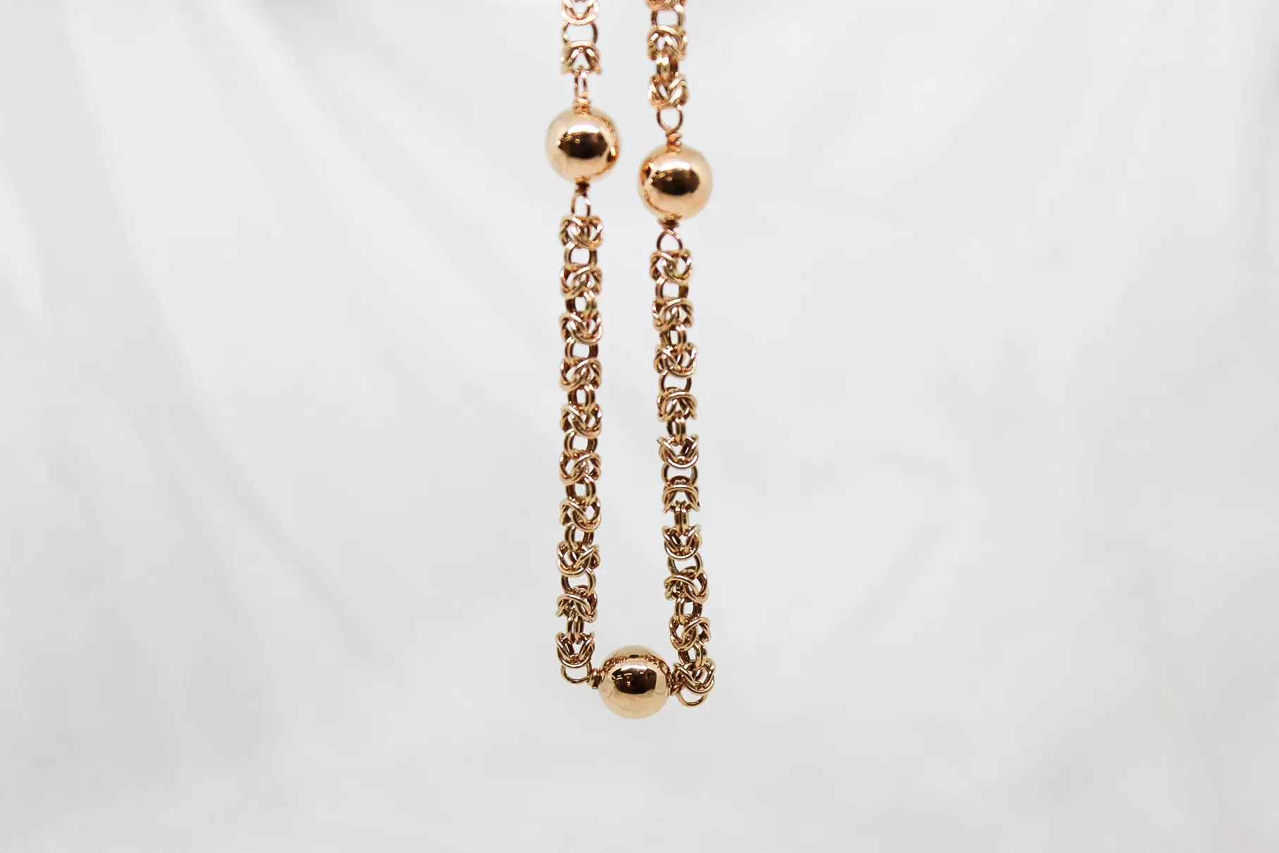 Colar em ouro, malha virolinha com bolas