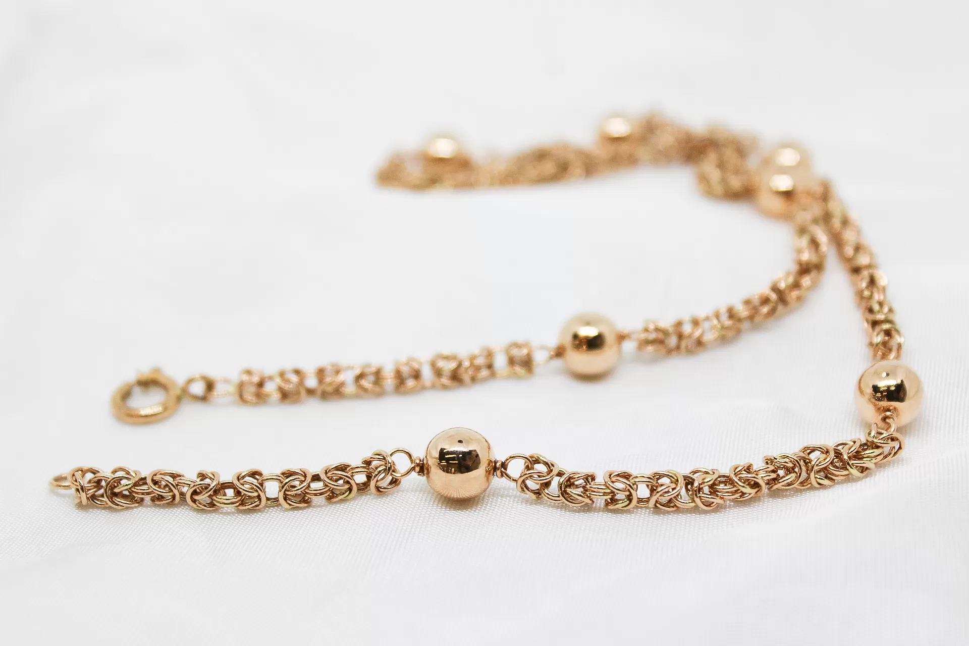 Colar em ouro, malha virolinha com bolas