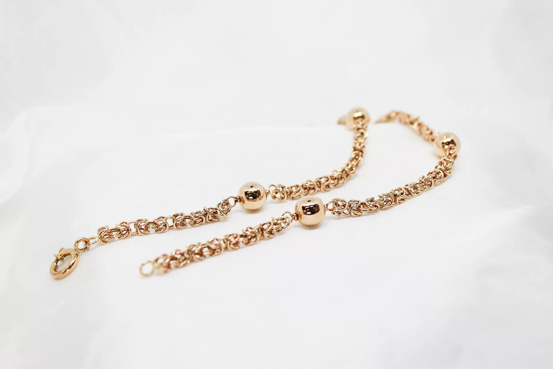 Colar em ouro, malha virolinha com bolas