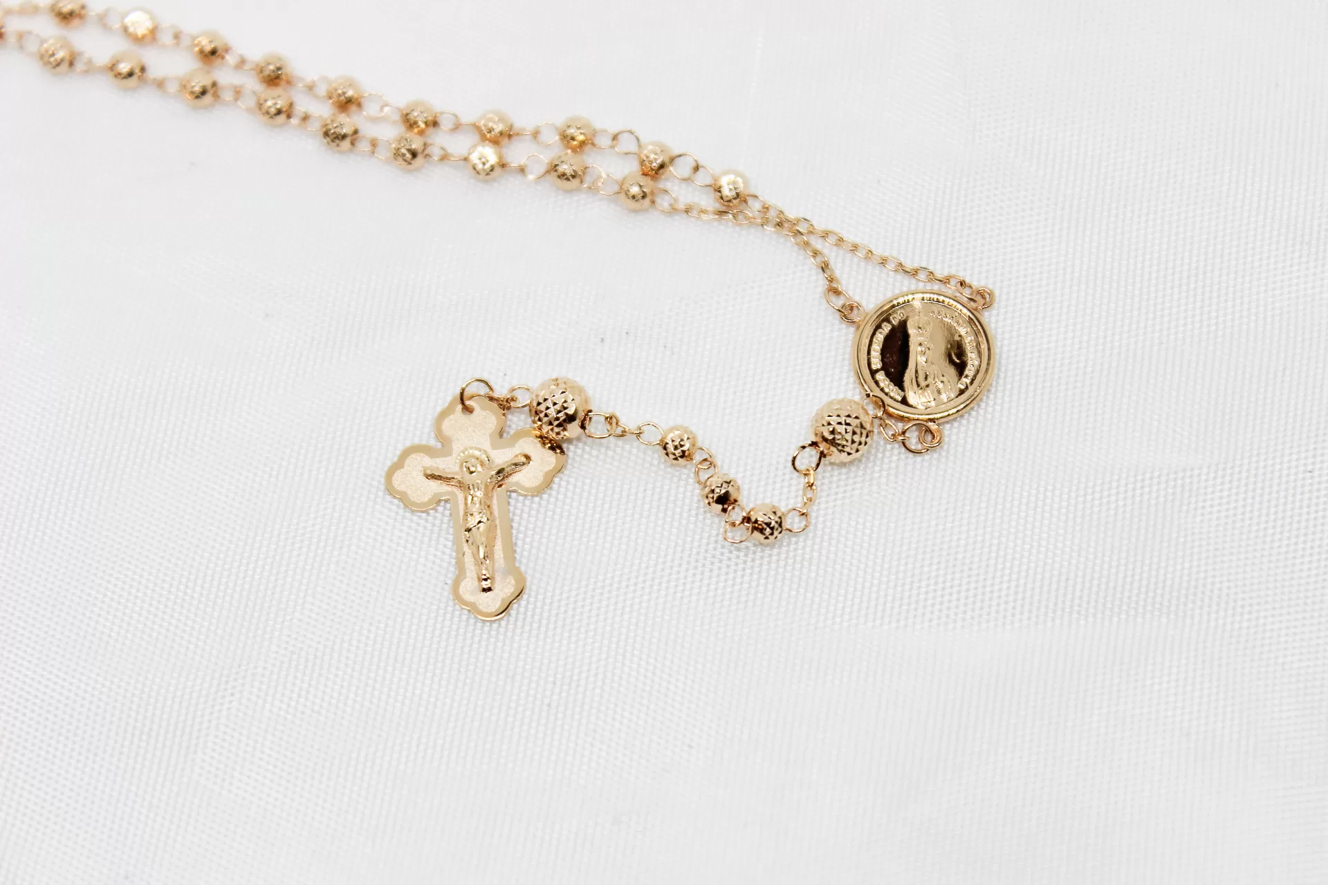 Colar em ouro, terço com bolas brilhantes
