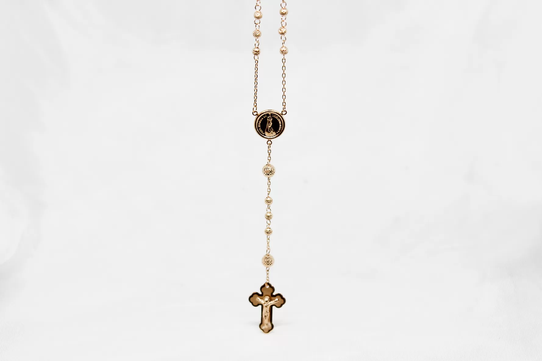 Colar em ouro, terço com bolas brilhantes