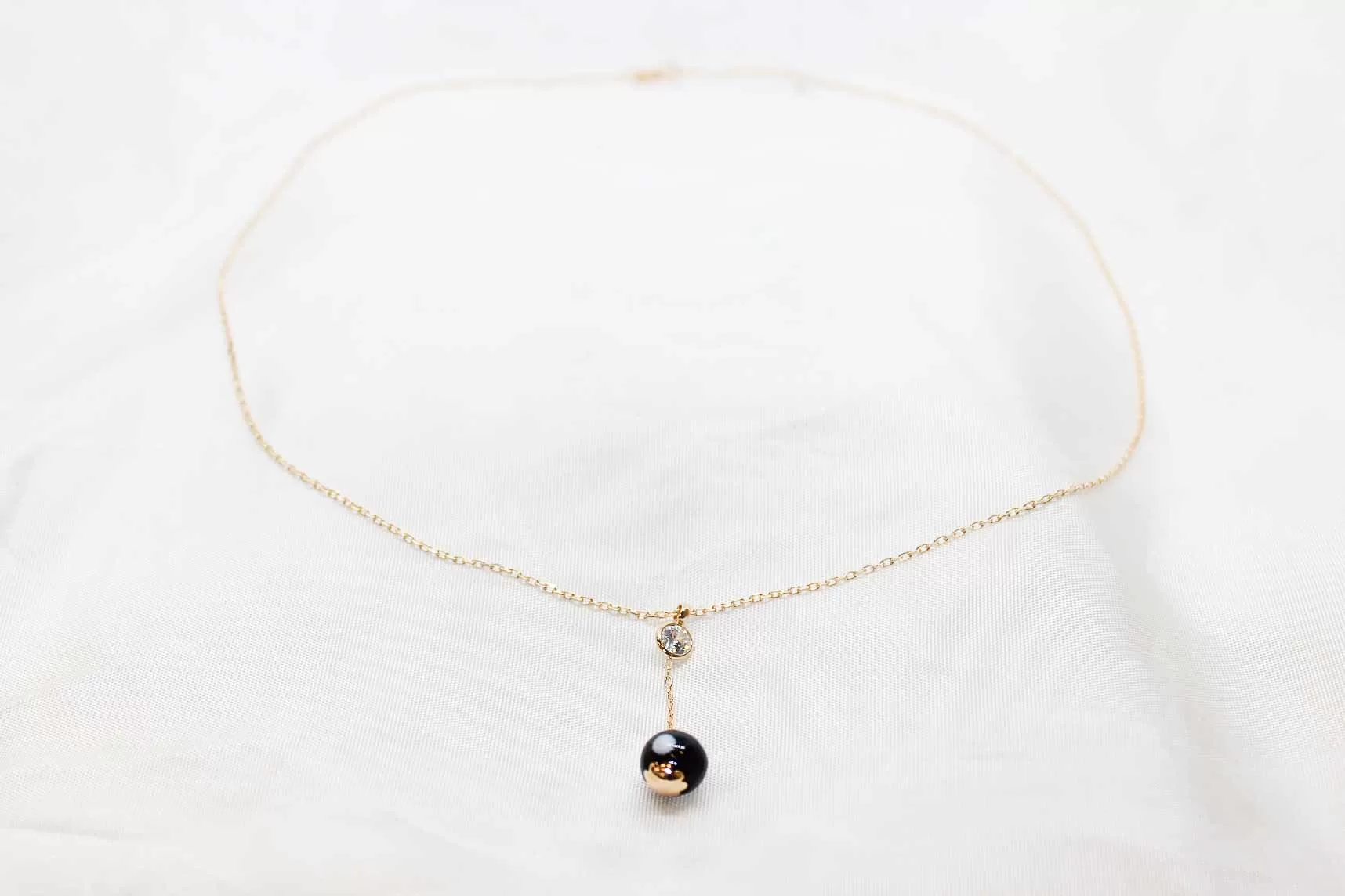 Colar em ouro com bola preta e zircónia