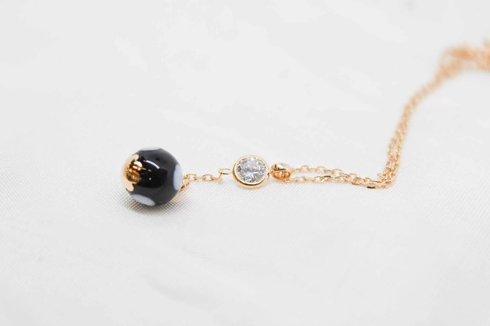 Colar em ouro com bola preta e zircónia
