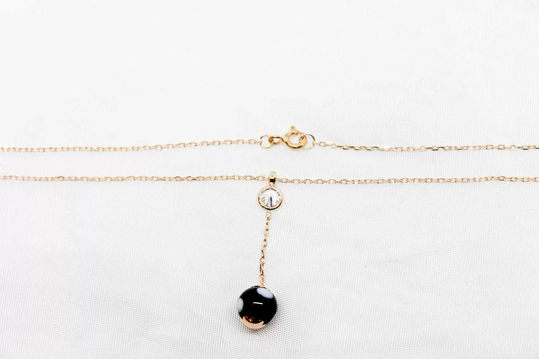 Colar em ouro com bola preta e zircónia