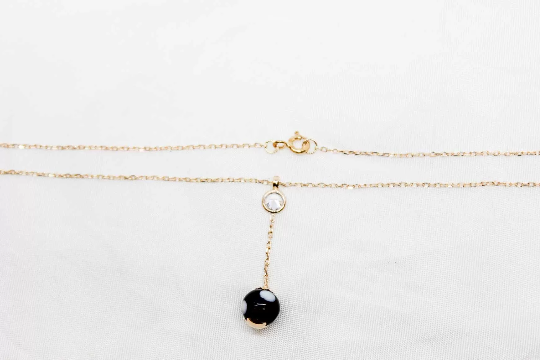 Colar em ouro com bola preta e zircónia