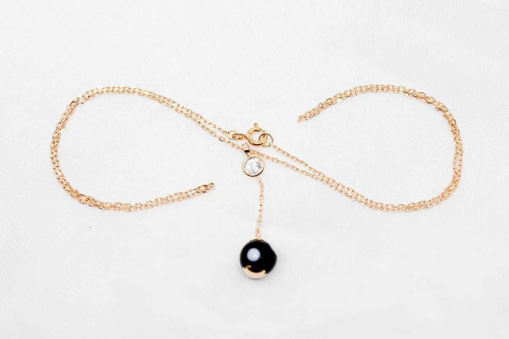 Colar em ouro com bola preta e zircónia