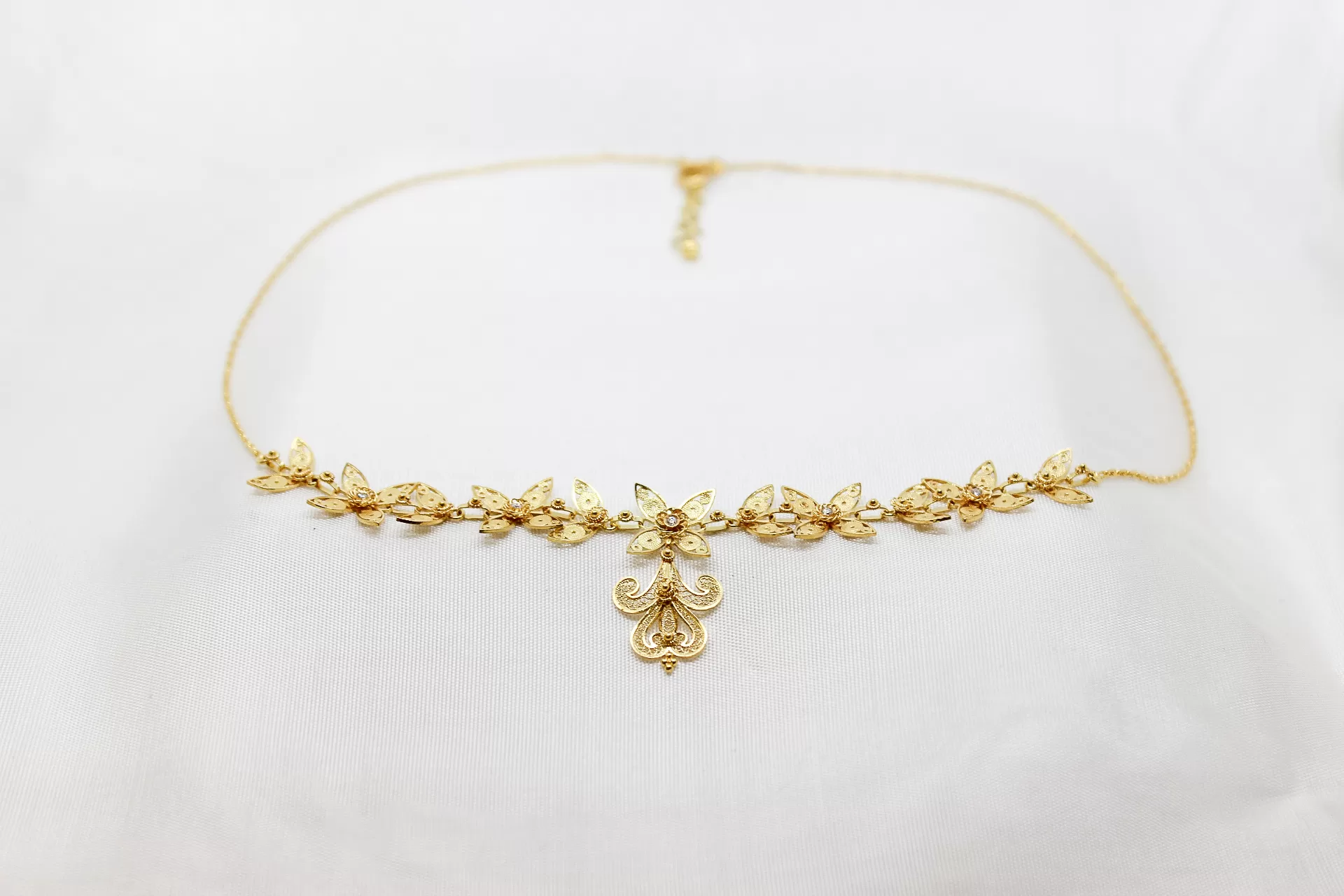 Colar em ouro, centro em flores com diamantes