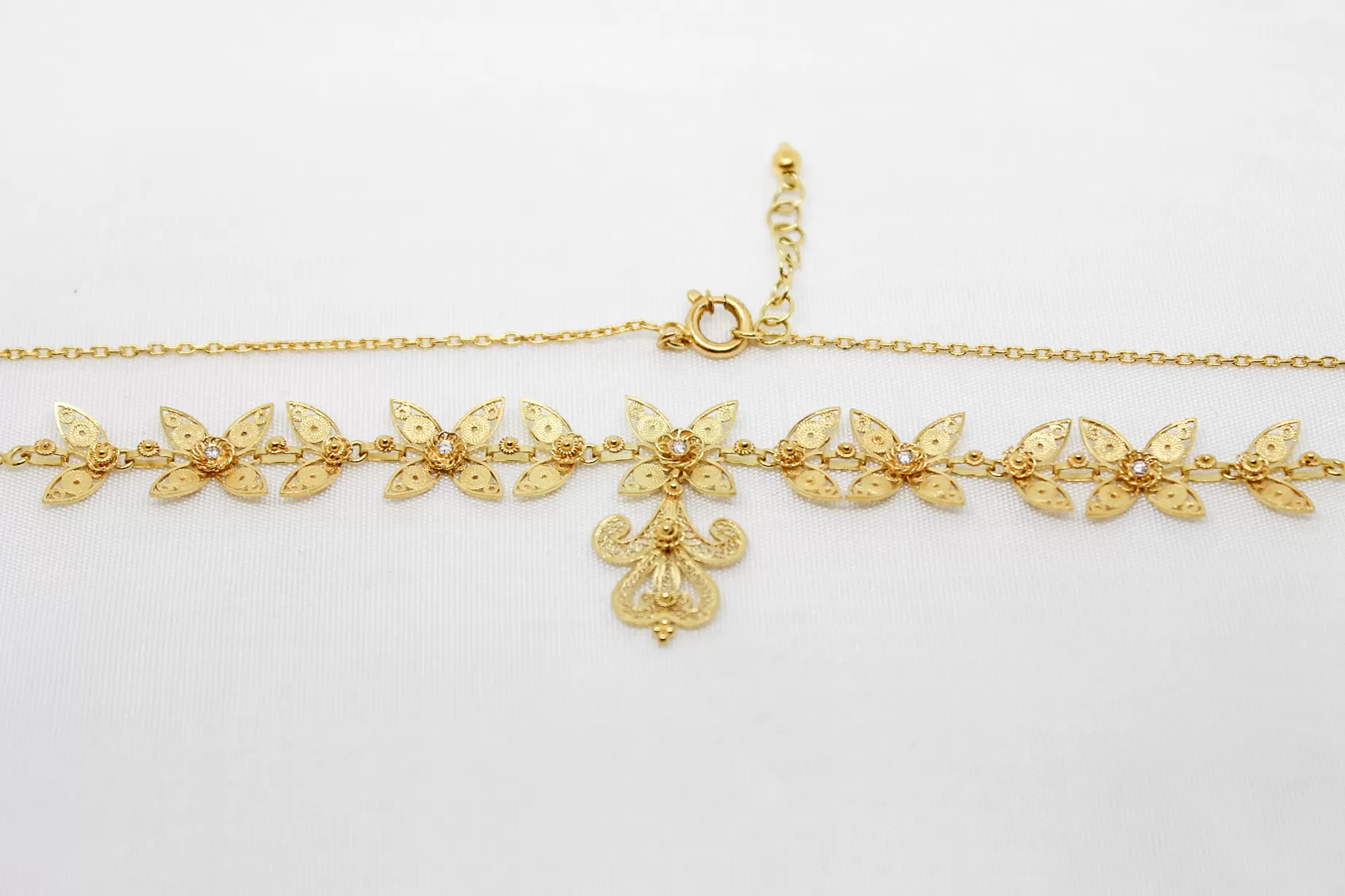 Colar em ouro, centro em flores com diamantes