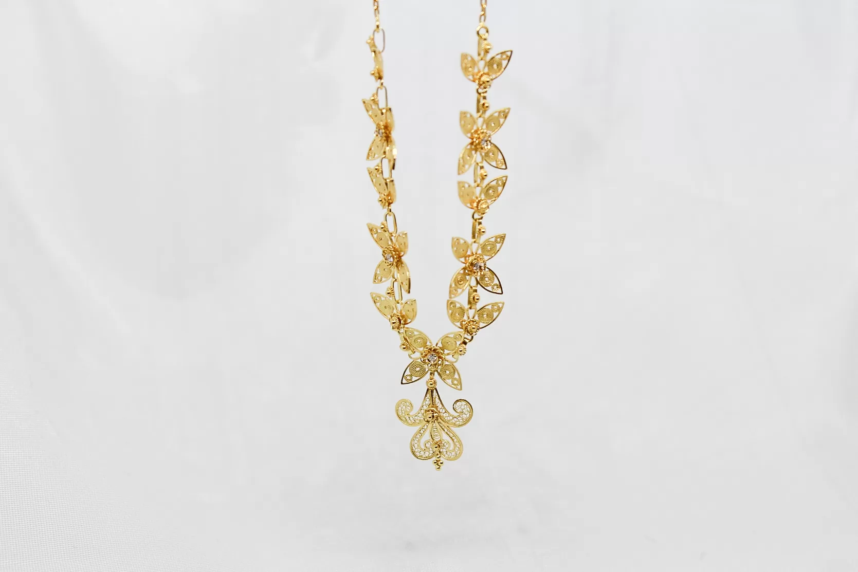 Colar em ouro, centro em flores com diamantes