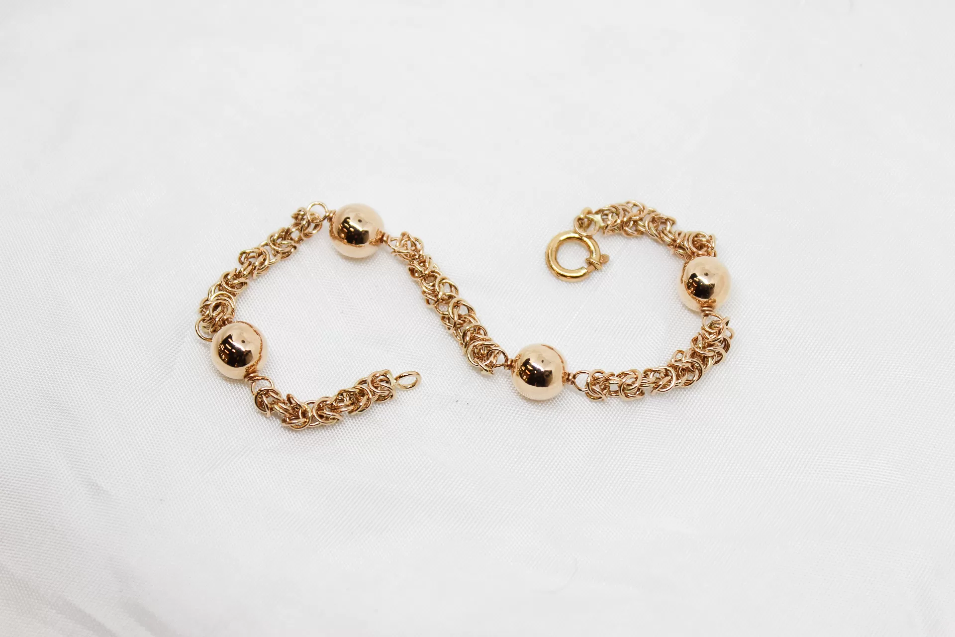 Pulseira em ouro virolinha com bolas