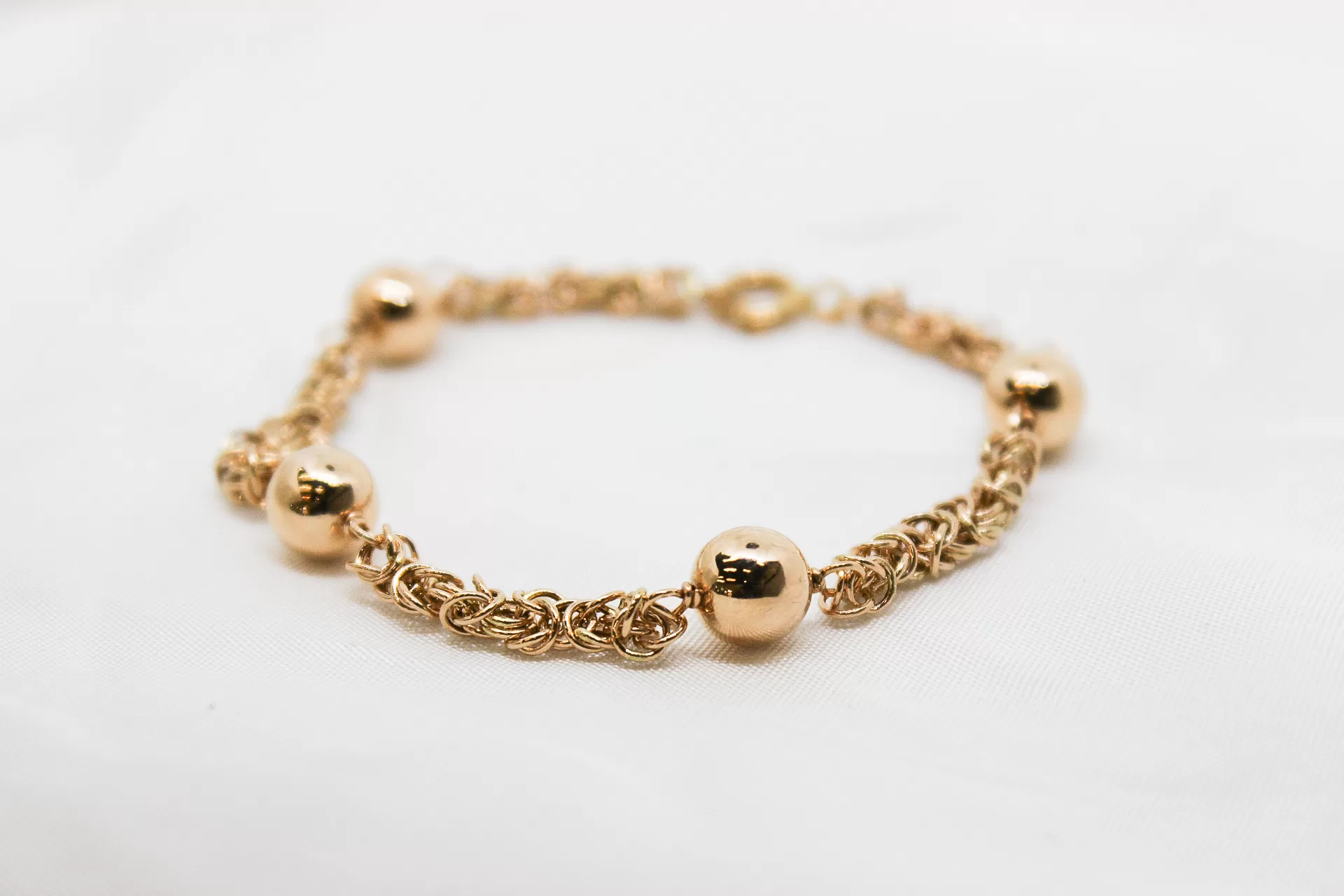 Pulseira em ouro virolinha com bolas