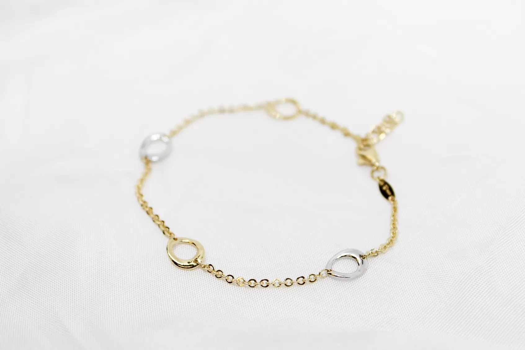 Pulseira em ouro bicolor com argolas